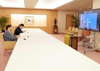 王毅与林芳正视频会谈 邀请林芳正访华