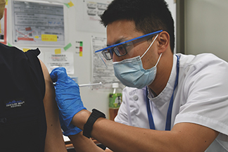 日本新增感染连续六周居全球之首 东京一个月内增至每天3万