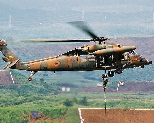 陆自失事直升机中5人被发现 两人确认死亡