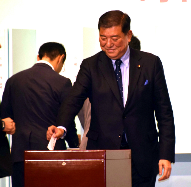 岸田支持率逼近辞职 下届首相谁呼声最高？