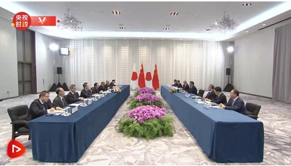 中国国家主席习近平在美国旧金山与日本首相岸田文雄会谈